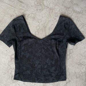 Lululemon Ribbed V-neck crop tee in black camo size 6 excellent condition